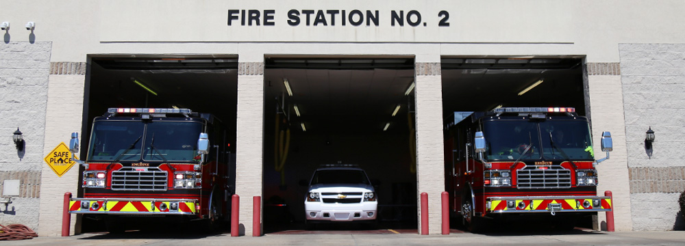 Monroe, la Fire Department trucks